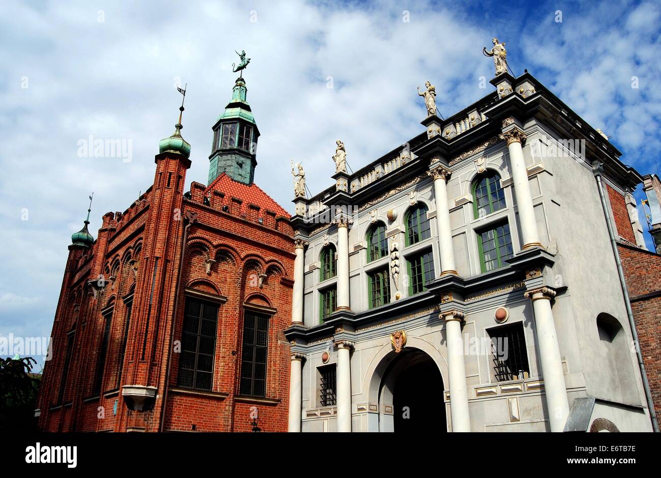 Danzig, Polen: St.-Georgs-Hof mit seinen Kupfer verkleidet, 16. Jahrhundert Laterne (links) und die Golden Gate 1612-14 Stockfoto