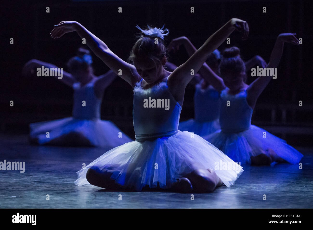 Das Ballett Schwanensee. Ein Theater-Foto des berühmten Balletts von jungen Studenten einer Tanzschule durchgeführt. Stockfoto