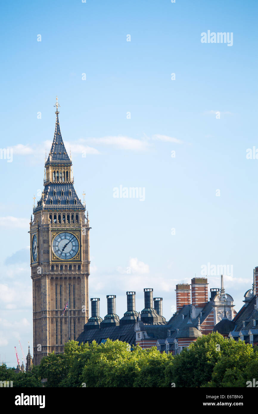 Big Ben - der Uhrturm auf den Houses of Parliament gegen blauen Sommerhimmel mit Kopierraum & keine Menschen, Westminster, London, England, Großbritannien Stockfoto
