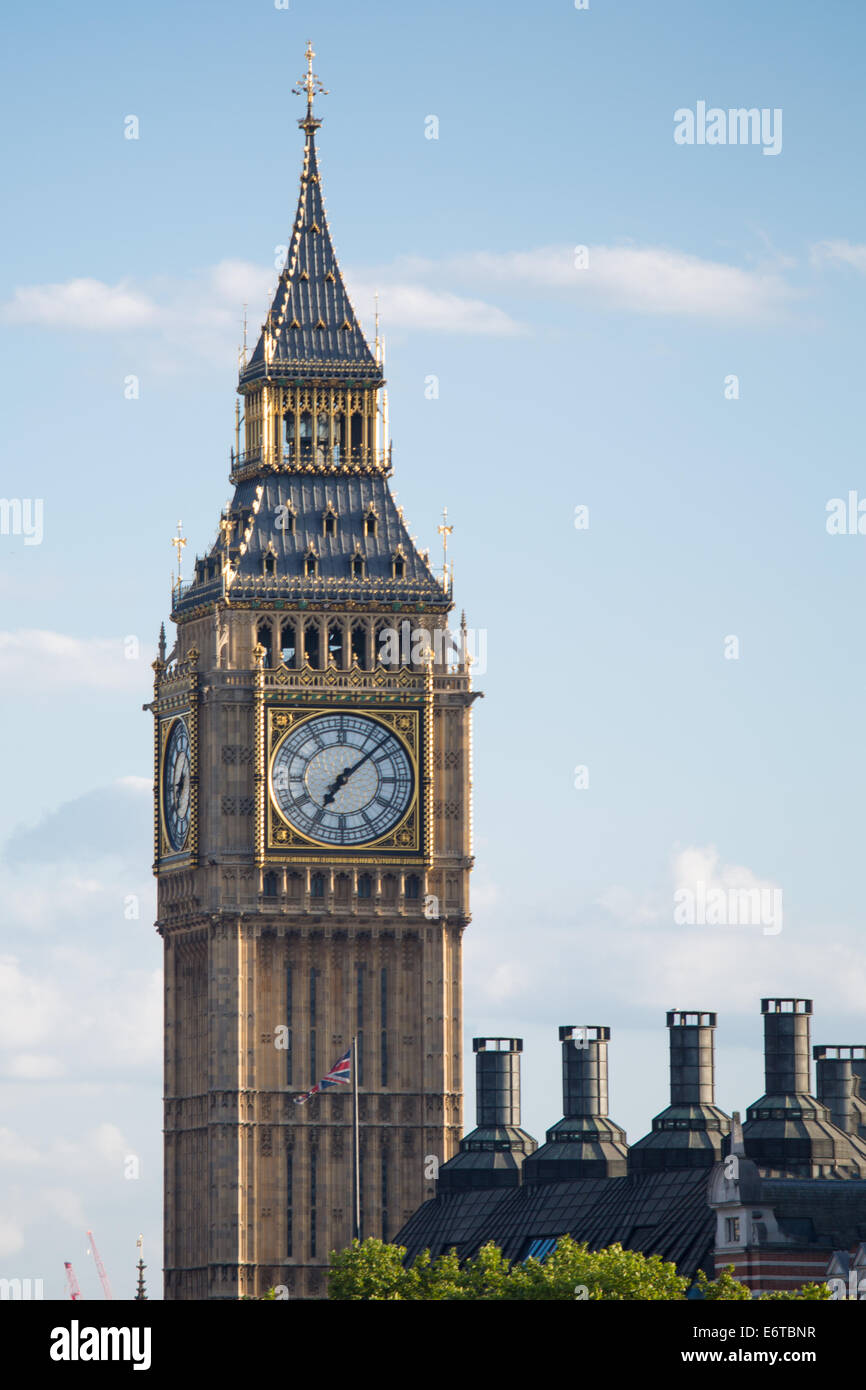 Big Ben - der Uhrturm auf den Houses of Parliament gegen blauen Sommerhimmel mit Kopierraum & keine Menschen, Westminster, London, England, Großbritannien Stockfoto
