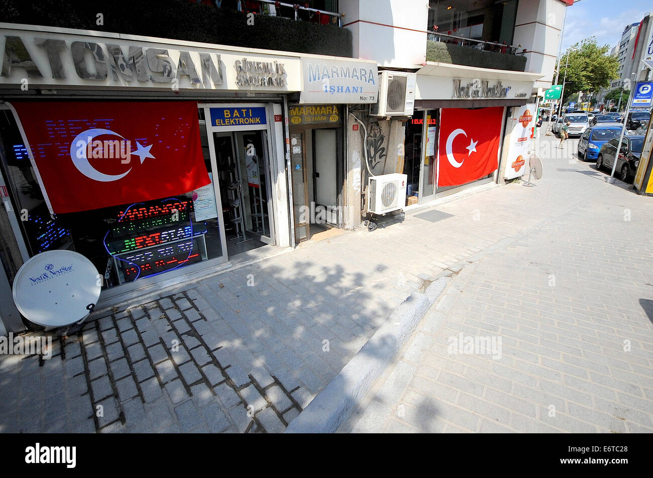 Istanbul, Türkei. 30. August 2014. Wahlen und Recep Tayyip Erdogan hat wurde offiziell als türkische Präsident vereidigt nach dem Gewinn des Landes erste öffentliche Abstimmung für Staatsoberhaupt, kann ein großartigen Sinn für türkische stolz überall in Istanbul zu sehen. Bezeichnet die Ay Yildiz Bedeutung der '' Mond Sterne "oder der was bedeutet der roten Fahne Flagge der türkischen Republik Alsancak kann überall gesehen werden, in einem Land voller Kontraste. © Gail Orenstein/ZUMA Draht/Alamy Live-Nachrichten Stockfoto