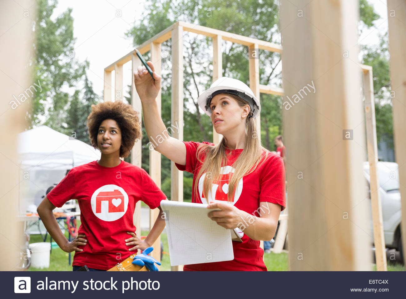 Freiwillige mit Notepad im Einbaurahmen Stockfoto