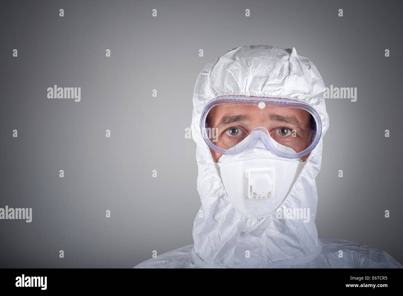 Wissenschaftler in Schutzkleidung, Brille, Atemschutzmaske Stockfoto