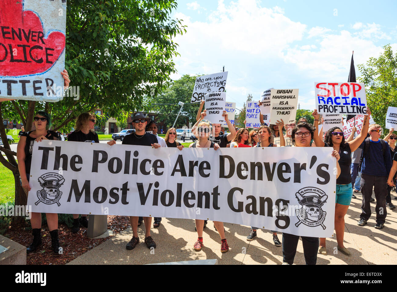 Denver, Colorado, USA. 30. August 2014. Aktivisten fordern Eintrag und eine Begründung für die Erschießung von Ryan Ronquillo an die Denver-Polizei-Bezirk eine Unterstation. Ronquillo wurde geschossen und getötet, während er versucht, eine Beerdigung in einem gestohlenen Auto von Denver Police Department, als die Polizei ihn am 2. Juli 2014 zu verhaften wollten. Bildnachweis: Ed Endicott/Alamy Live-Nachrichten Stockfoto