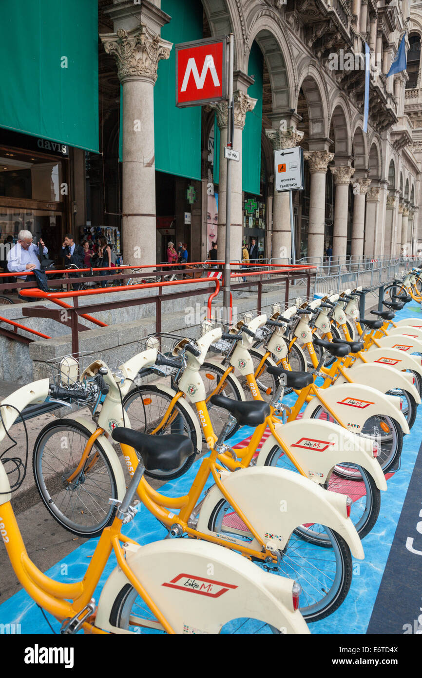 Reihe von Fahrrädern Teil der Fahrrad-Verleih Regelung in Piazza Duomo Mailand Italien Stockfoto