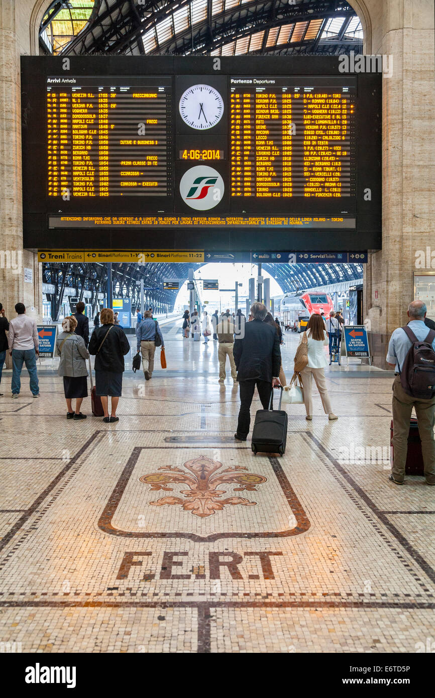 Elektronische Abfahrten trainieren Board und warten Passagiere, Hauptbahnhof in Mailand, Italien Stockfoto
