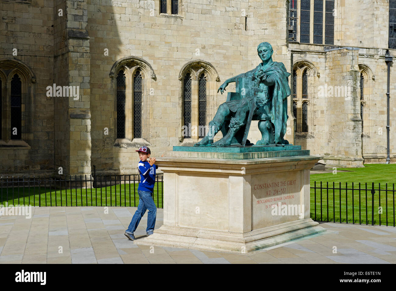 Junge Blick auf Freiheitsstatue Roman Emperor, Constantine, York, North Yorkshire, England UK Stockfoto