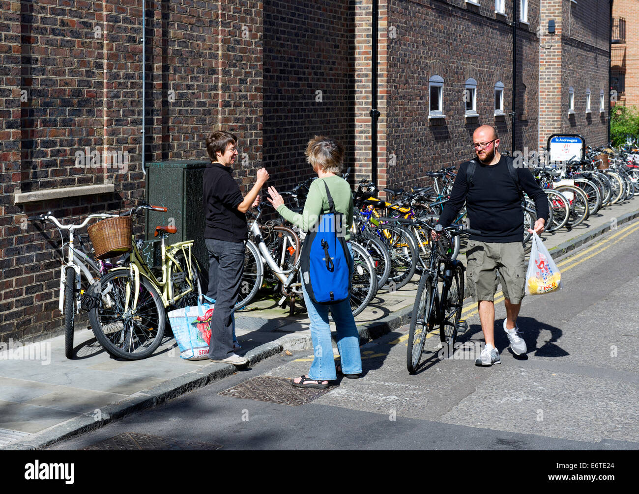 Zyklen und Radfahrer in fahrradfreundlichen York, North Yorkshire, England UK Stockfoto