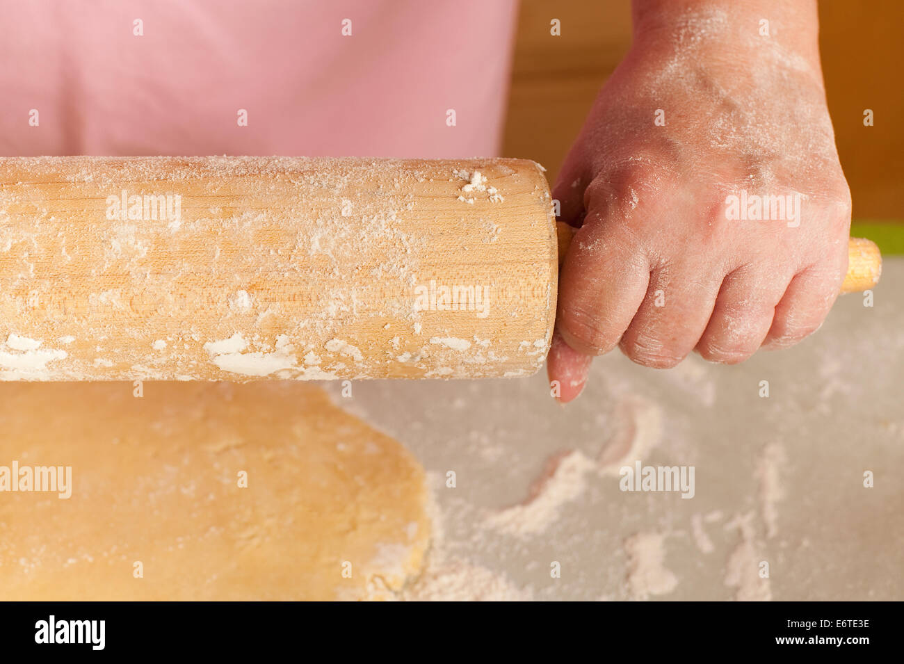 Plätzchen backen zu Weihnachten Feier mit Familie und Freunden Stockfoto