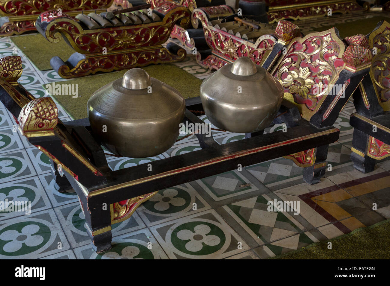 Yogyakarta, Java, Indonesien.  Gongs im Gamelan-Orchester im Palast des Sultans. Stockfoto