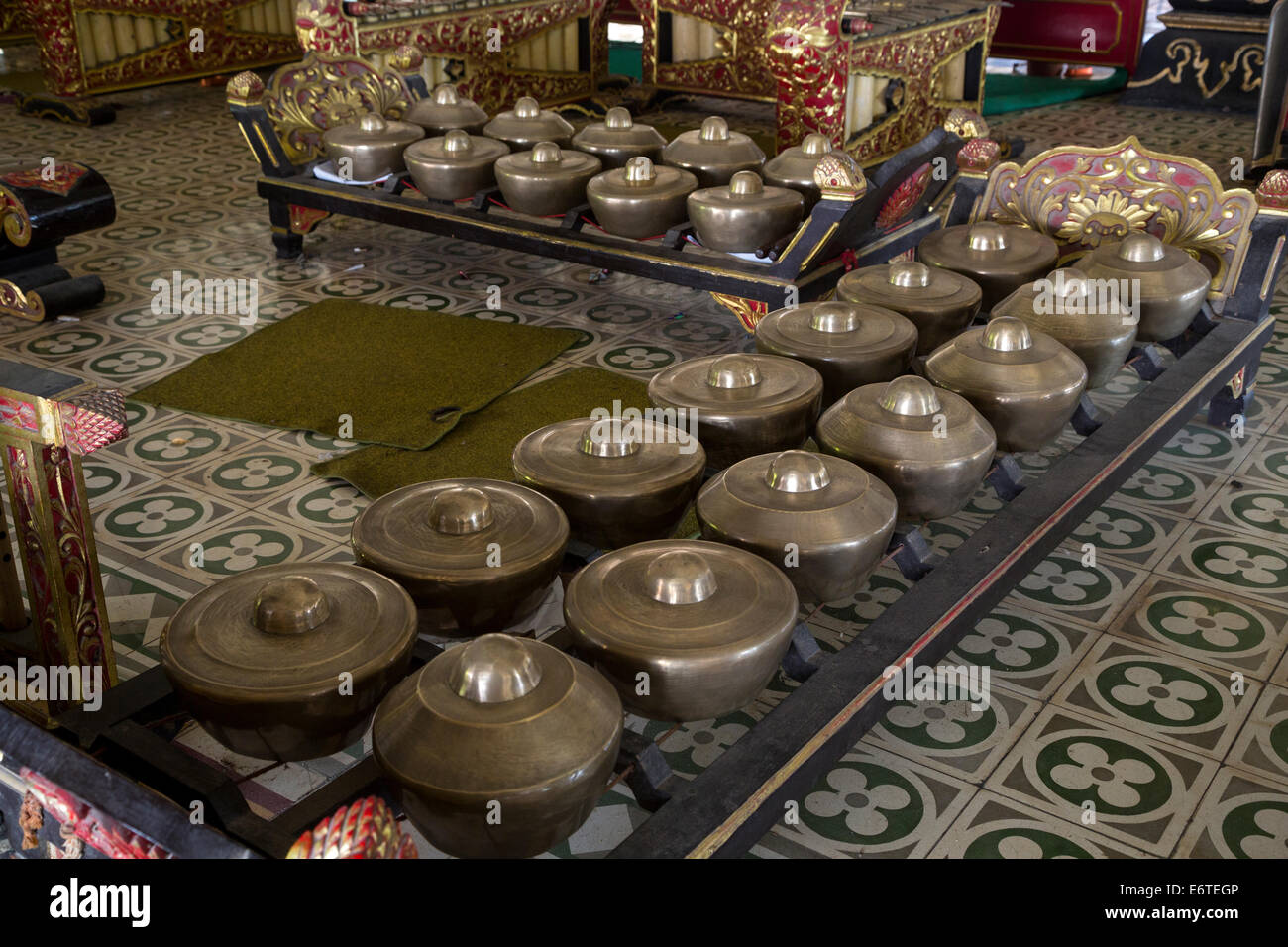 Yogyakarta, Java, Indonesien.  Gongs im Gamelan-Orchester im Palast des Sultans. Stockfoto