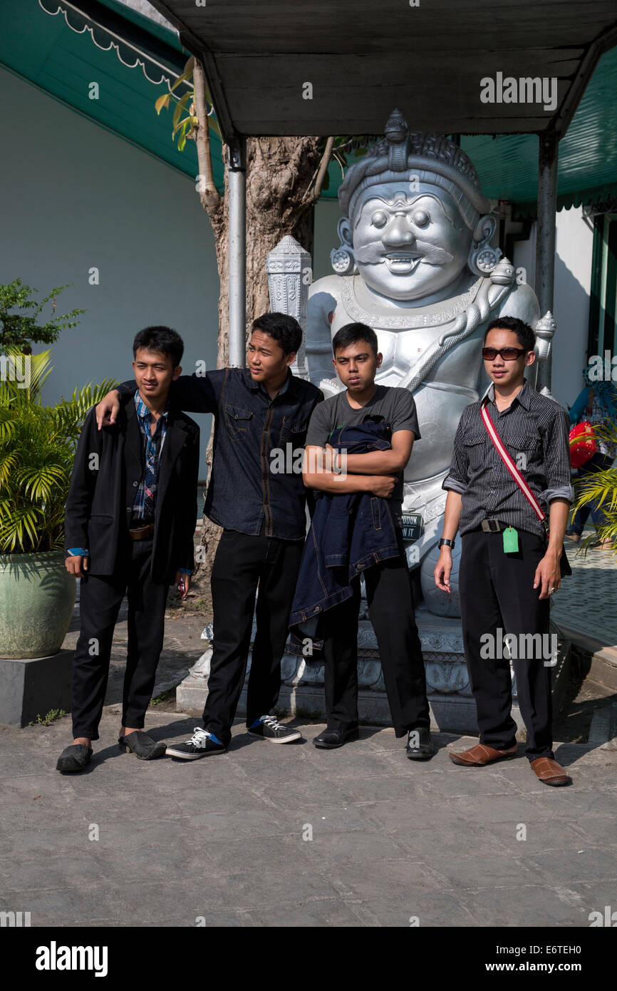 Yogyakarta, Java, Indonesien.  Vier junge indonesische Männer vor Boloupoto, einer der zwei Palastwachen (Gupala). Stockfoto