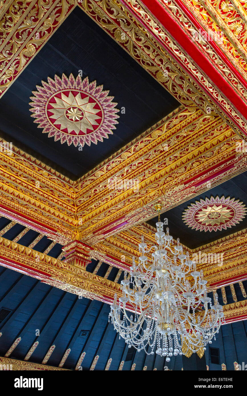 Yogyakarta, Java, Indonesien.  Kronleuchter und die Decke der Eingangshalle des Museums, Palast des Sultans. Stockfoto