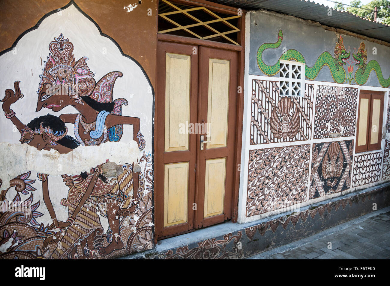 Yogyakarta, Java, Indonesien. Wandmalerei auf das Haus in der Nähe von Taman Sari (Wasserschloss). Stockfoto