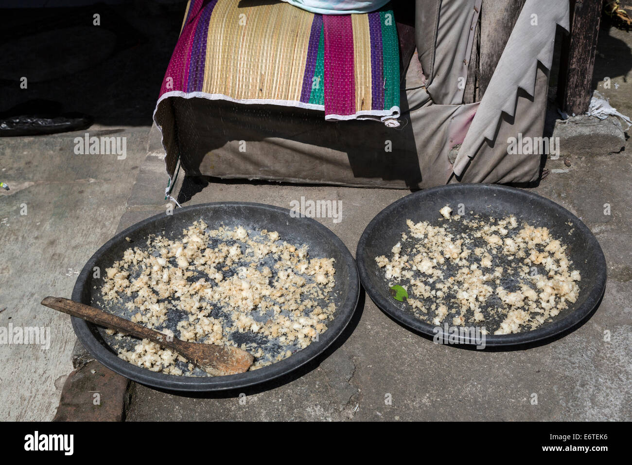 Yogyakarta, Java, Indonesien.  Trocknen vorher gekocht Reis.  Es werden als Reste für bei der nächsten Mahlzeit essen. Stockfoto