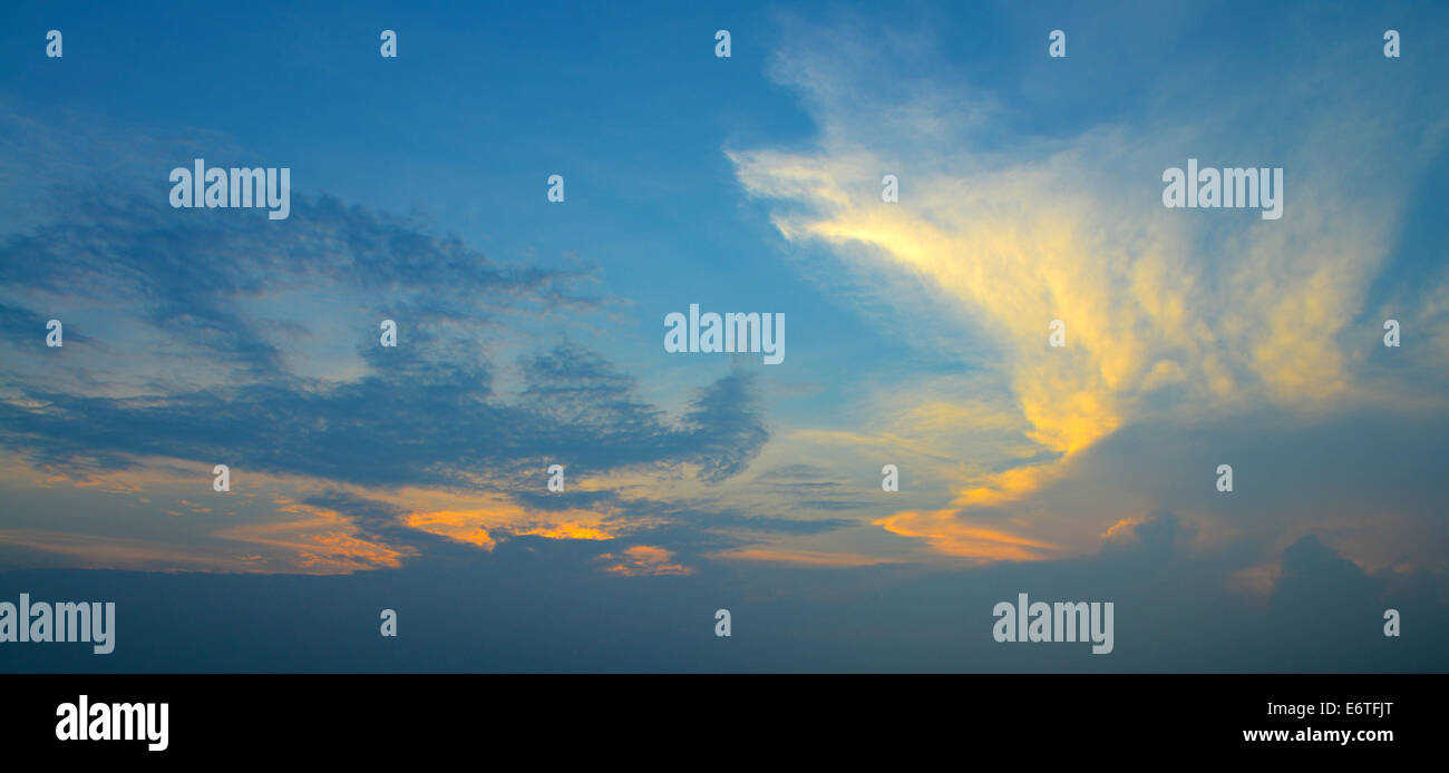 Wunderschönen Sonnenaufgang Wolken und Himmel. Stockfoto