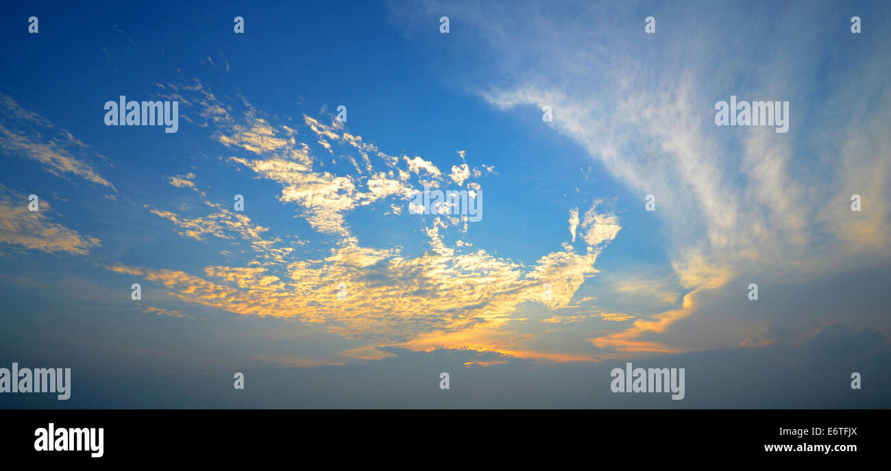 Wunderschönen Sonnenaufgang Wolken und Himmel. Stockfoto