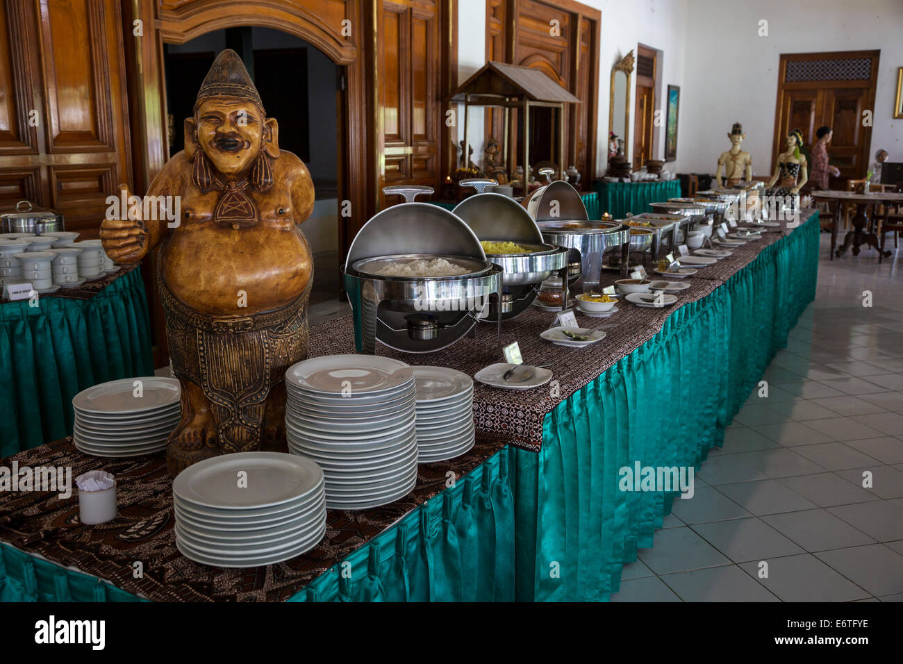 Yogyakarta, Java, Indonesien. Ndalem Ngabean Restaurant bietet ein Buffet Lunch. Stockfoto
