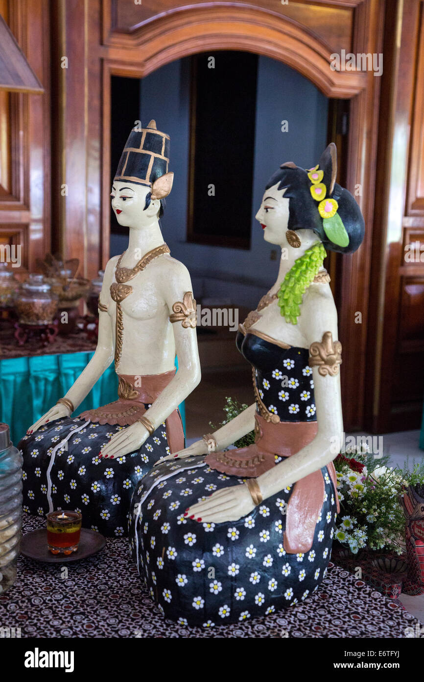 Yogyakarta, Java, Indonesien.  Statuen, die javanischen Braut und Bräutigam. Stockfoto