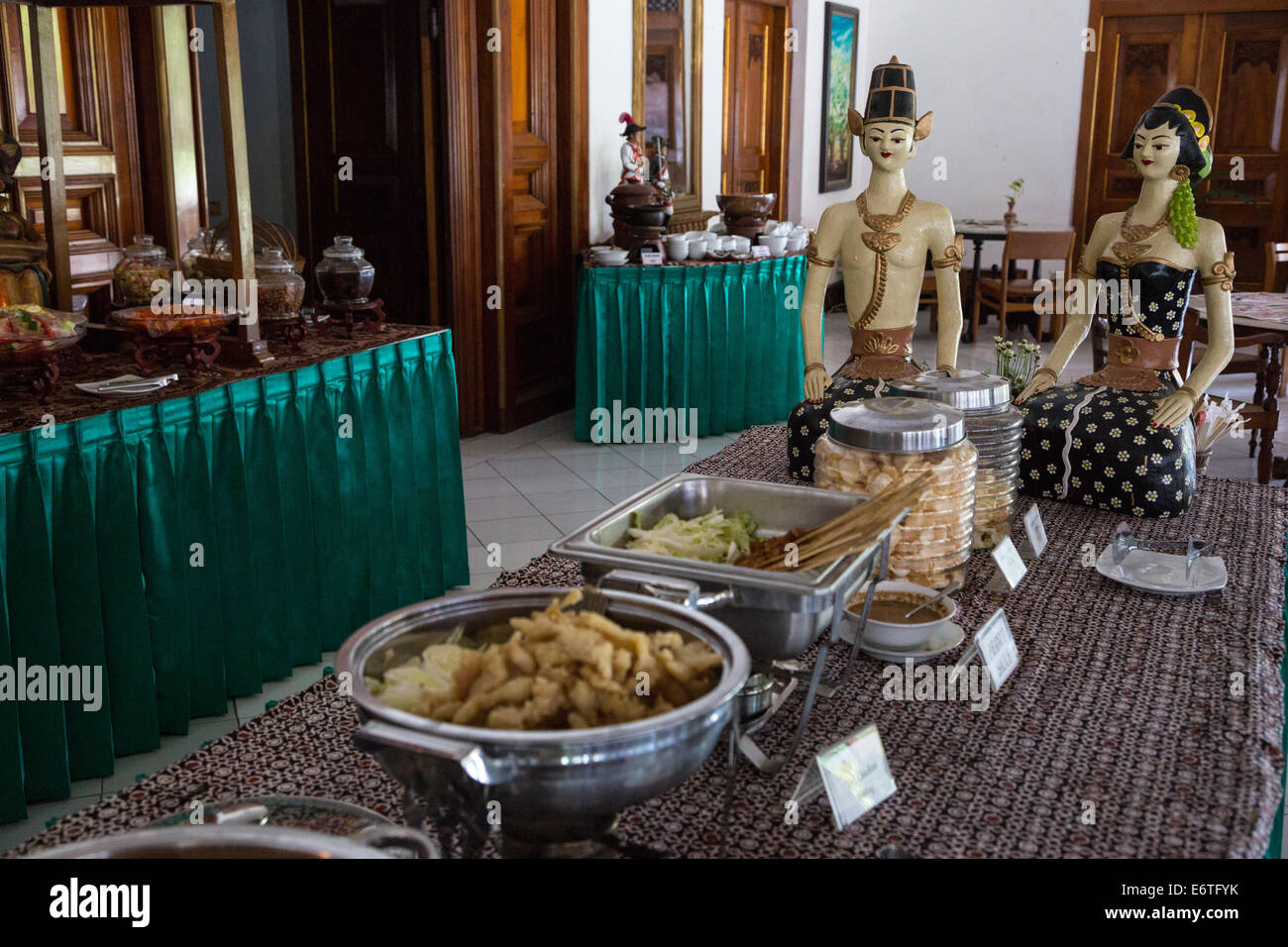 Yogyakarta, Java, Indonesien.  Javanese Mittagsbuffet mit Figuren repräsentieren javanischen Braut und Bräutigam am Ende der Tabelle. Stockfoto
