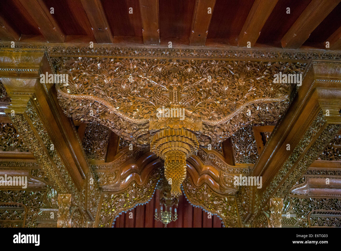 Yogyakarta, Java, Indonesien.  Kunstvolle Holzschnitzereien in Decke der Replik des Sultans Schlafzimmer.  Ndalem Ngabean Restaurant. Stockfoto