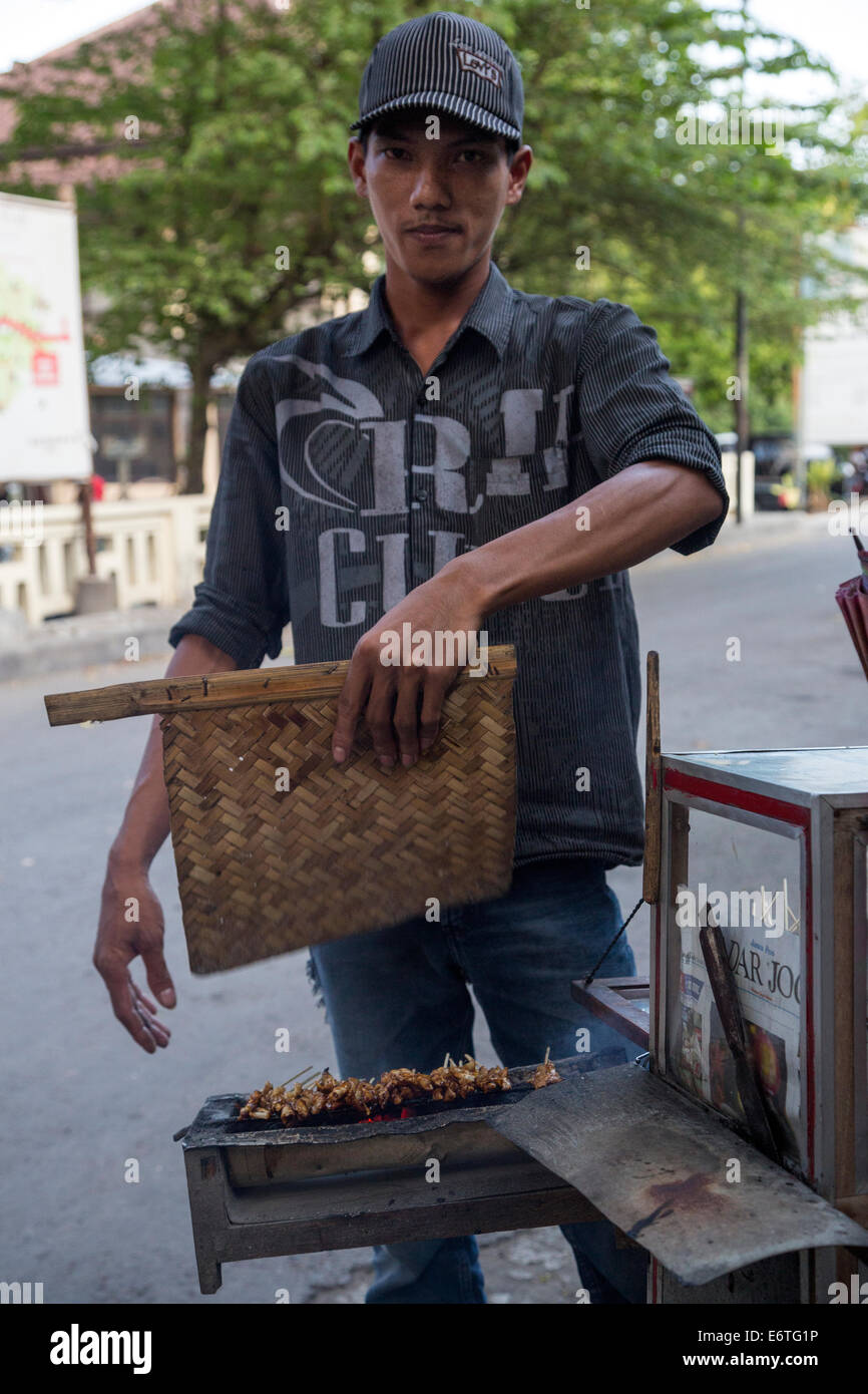 Yogyakarta, Java, Indonesien.  Street Food Anbieter Zubereitung von Chicken Kabobs oder Chicken Satay. Stockfoto
