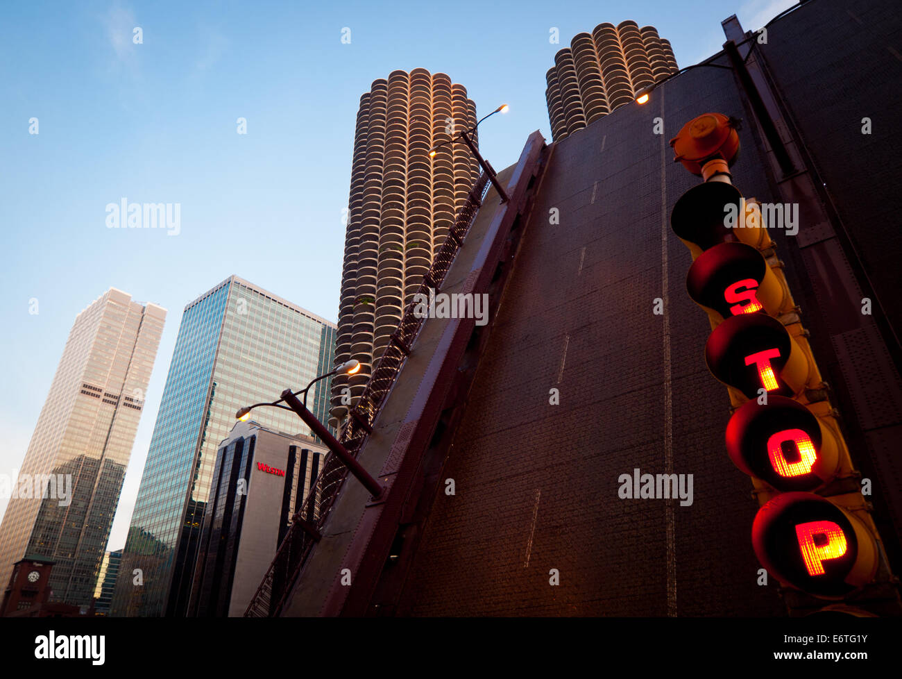 Ein Blick auf eine rote Ampel vor der erhöhten State Street Zugbrücke in Chicago, Illinois. Stockfoto