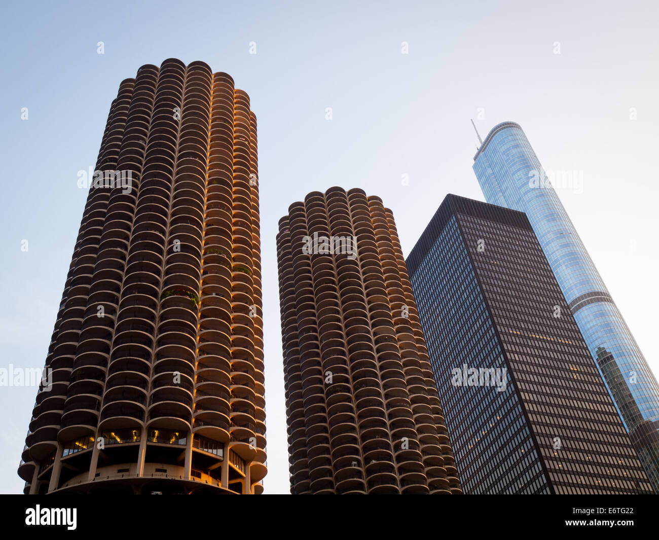Ein Blick auf Marina City, das IBM-Gebäude (AMA-Plaza), und das Trump International Hotel and Tower Chicago. Stockfoto