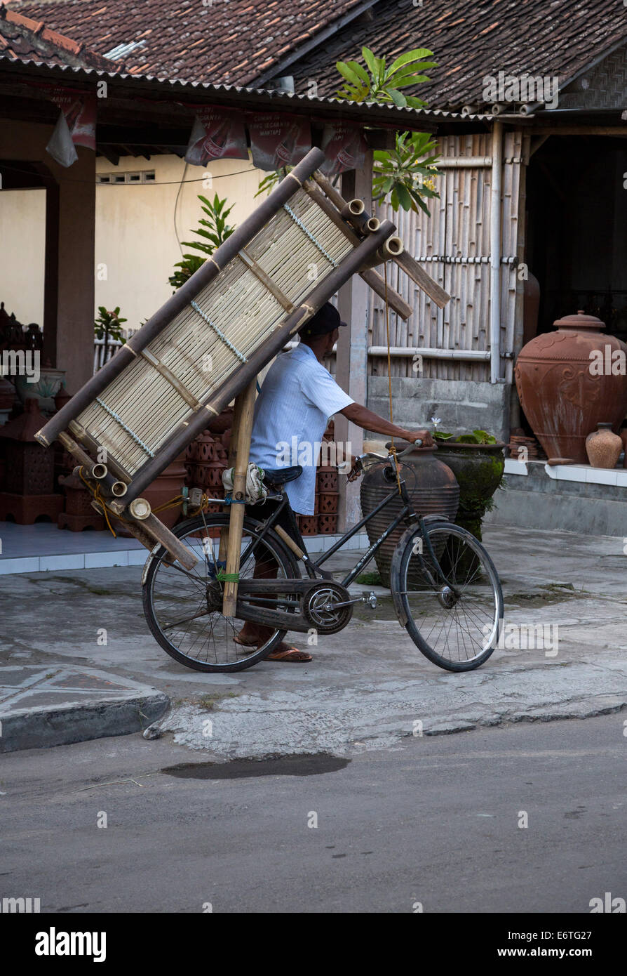 Yogyakarta, Java, Indonesien.  Transport von Möbeln auf einem Fahrrad. Stockfoto