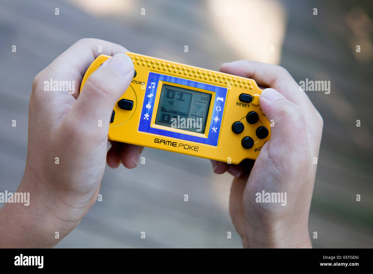 Kind spielt handheld Videospiel Closeup-USA Stockfoto