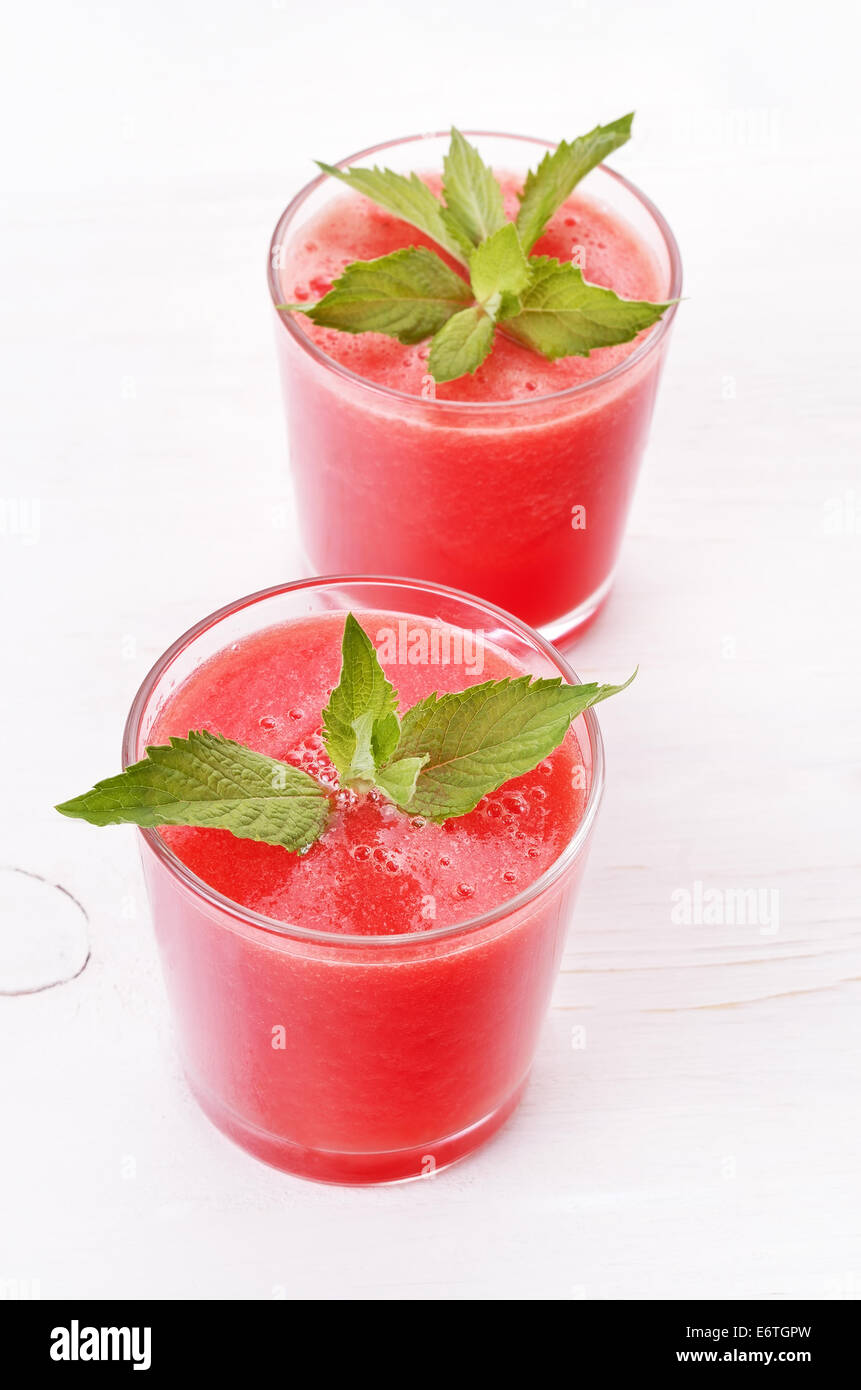 Wassermelone-cocktail im Glas auf weißer Holztisch Stockfoto