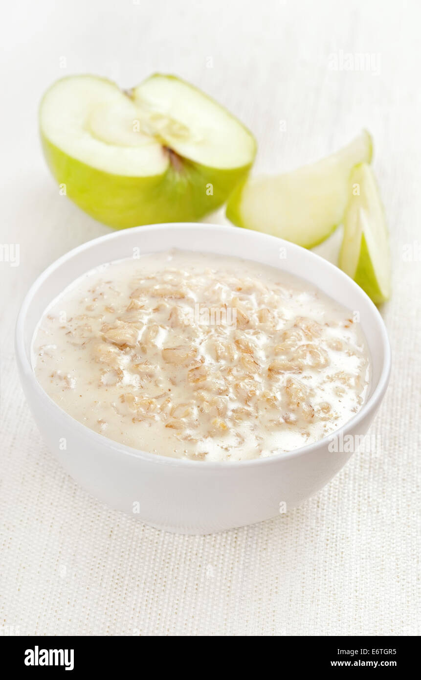 Haferflocken-Brei und Apfel-Scheiben Stockfoto