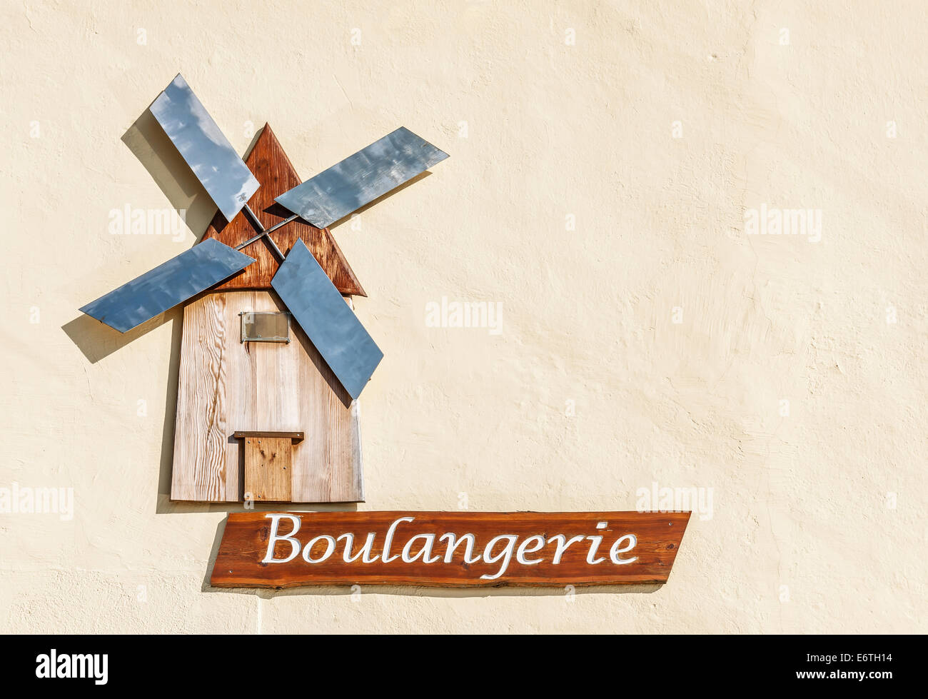 Windmühle auf Anzeichen für eine Boulangerie oder Bäckerei Stockfoto