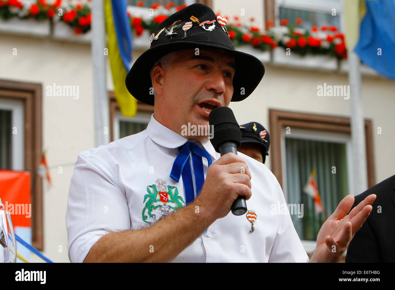 Deutschland. 30. August 2014. Markus Trapp, BojemŠŠschter Vun de FischerwŠŠd (Bürgermeister von FishermenÕs Lea), befasst sich mit der feierlichen Eröffnung der Backfischfest-2014. Das Backfischfest startete in Worms die traditionelle Übergabe der Macht von Oberbürgermeister, des Bürgermeisters von FishermenÕs Lea. Es ist die größte Weinmesse entlang des Rheins, die Musik und Tänze beinhaltet. Bildnachweis: Michael Debets/Pacific Press/Alamy Live-Nachrichten Stockfoto