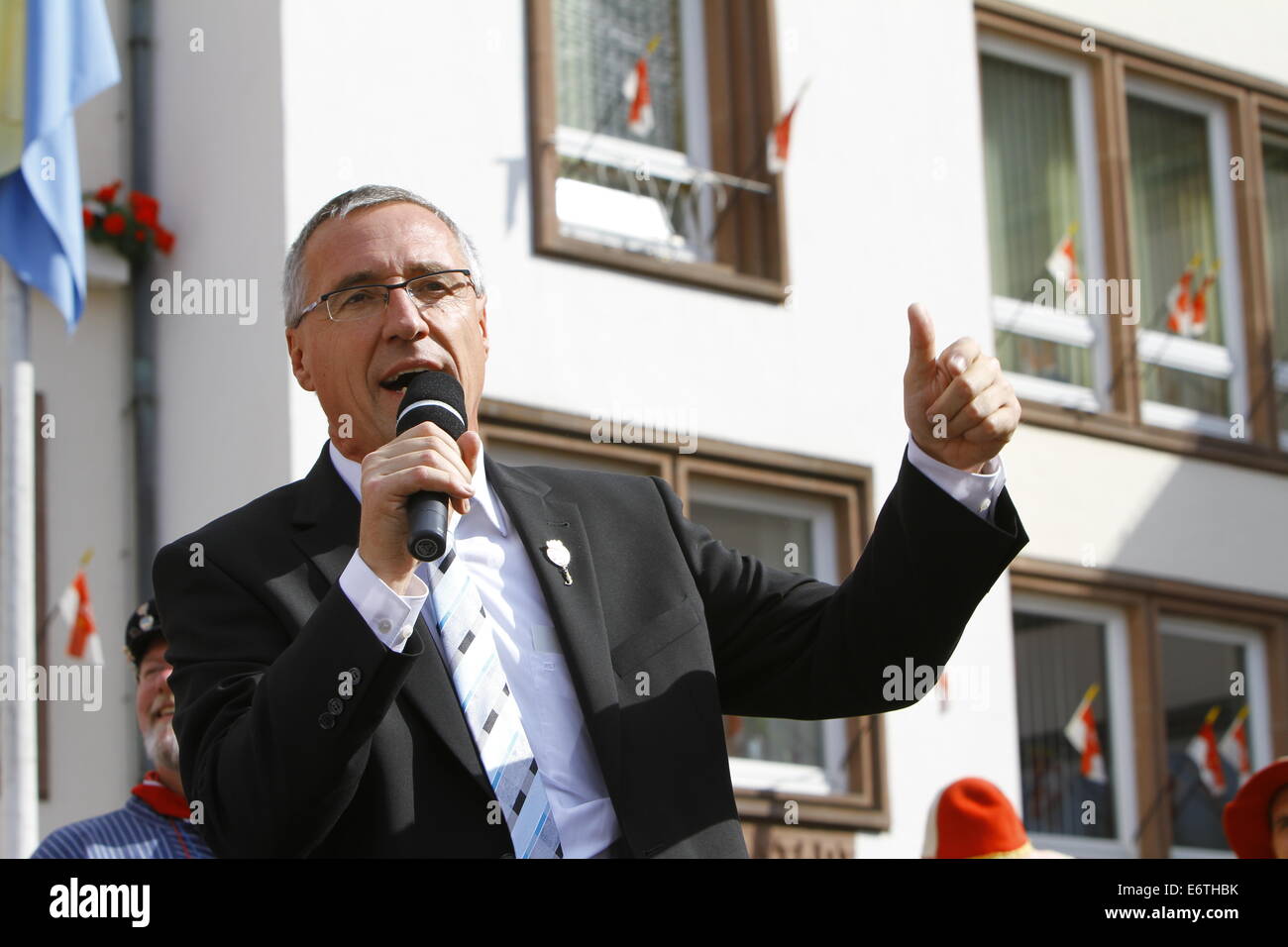 Deutschland. 30. August 2014. Der Staatssekretär des Ministeriums des Inneren von Rheinland-Pfalz, GŸnter Kern, befasst sich mit der feierlichen Eröffnung der Backfischfest-2014. Das Backfischfest startete in Worms die traditionelle Übergabe der Macht von Oberbürgermeister, des Bürgermeisters von FishermenÕs Lea. Es ist die größte Weinmesse entlang des Rheins, die Musik und Tänze beinhaltet. Bildnachweis: Michael Debets/Pacific Press/Alamy Live-Nachrichten Stockfoto