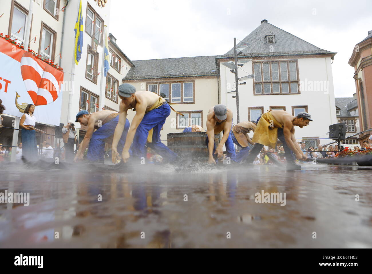 Deutschland. 30. August 2014. Schülerinnen und Schüler aus einer lokalen High School führen den Tanz der Lederarbeiter während der Eröffnungsfeier der Backfischfest 2014. Das Backfischfest startete in Worms die traditionelle Übergabe der Macht von Oberbürgermeister, des Bürgermeisters von FishermenÕs Lea. Es ist die größte Weinmesse entlang des Rheins, die Musik und Tänze beinhaltet. Bildnachweis: Michael Debets/Pacific Press/Alamy Live-Nachrichten Stockfoto