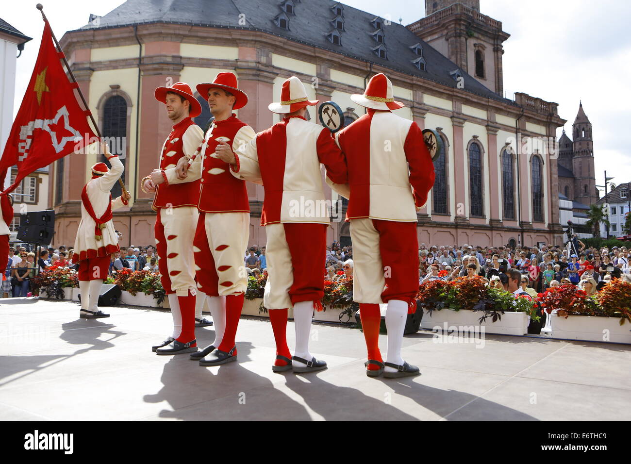 Deutschland. 30. August 2014. Gesellen führen Tanz während der Eröffnungsfeier der Backfischfest 2014. Das Backfischfest startete in Worms die traditionelle Übergabe der Macht von Oberbürgermeister, des Bürgermeisters von FishermenÕs Lea. Es ist die größte Weinmesse entlang des Rheins, die Musik und Tänze beinhaltet. Bildnachweis: Michael Debets/Pacific Press/Alamy Live-Nachrichten Stockfoto