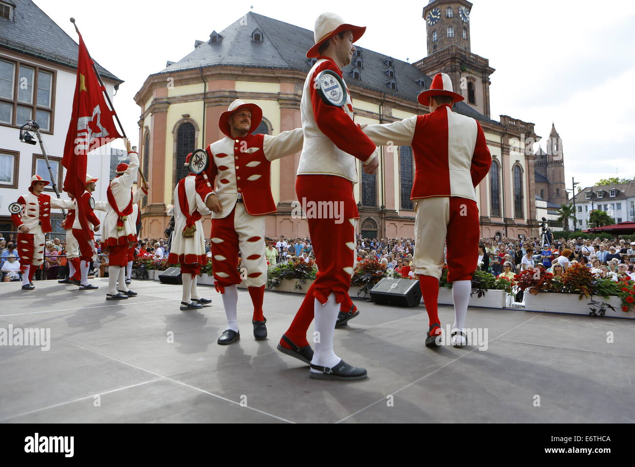 Deutschland. 30. August 2014. Gesellen führen Tanz während der Eröffnungsfeier der Backfischfest 2014. Das Backfischfest startete in Worms die traditionelle Übergabe der Macht von Oberbürgermeister, des Bürgermeisters von FishermenÕs Lea. Es ist die größte Weinmesse entlang des Rheins, die Musik und Tänze beinhaltet. Bildnachweis: Michael Debets/Pacific Press/Alamy Live-Nachrichten Stockfoto