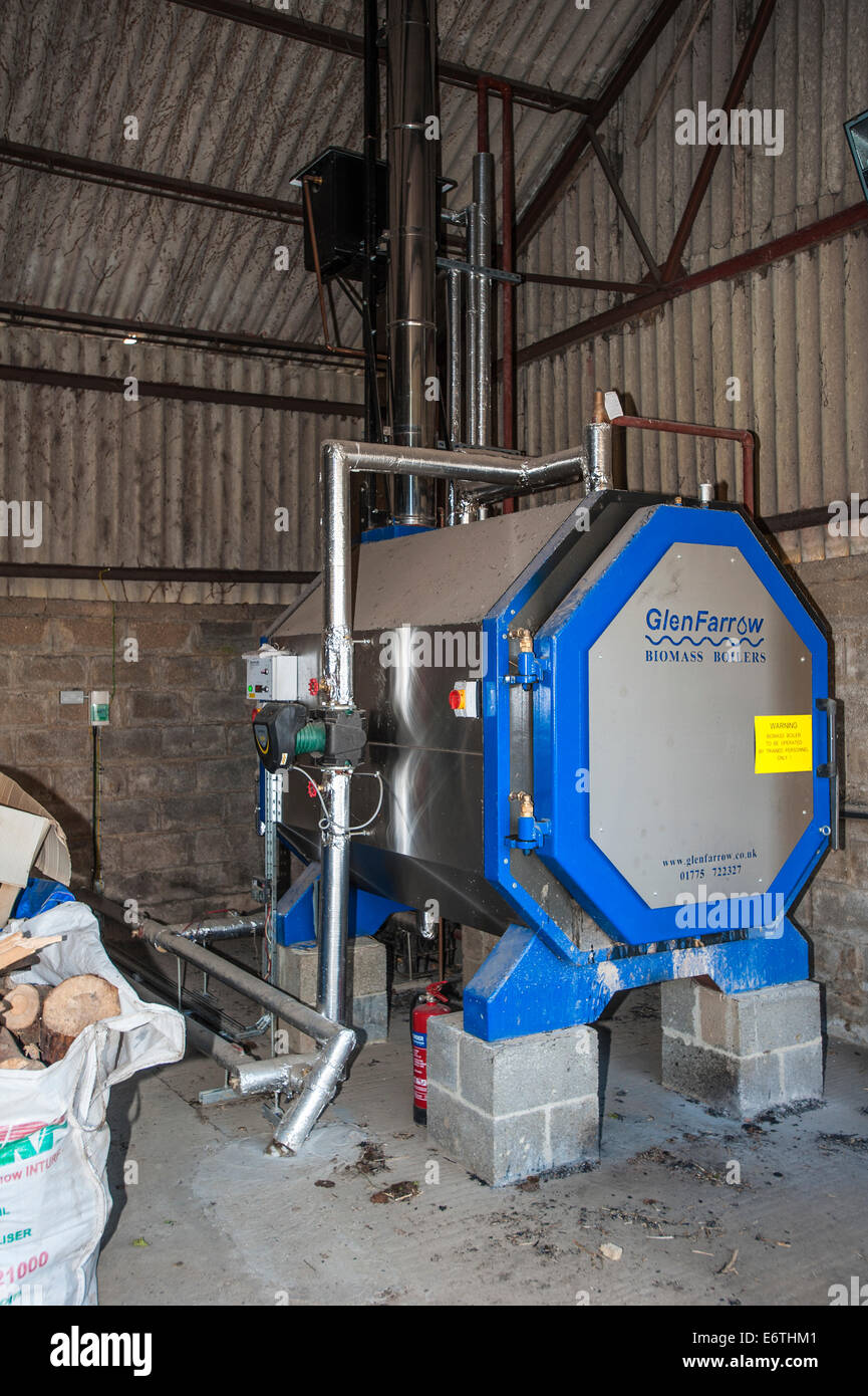 Ein Biomasse-Kessel in Lincolnshire bäuerlichen Scheune. Biomasse-Heizkessel sind Teil des Großbritanniens Erneuerbare Wärme Initiative (RHI) Stockfoto