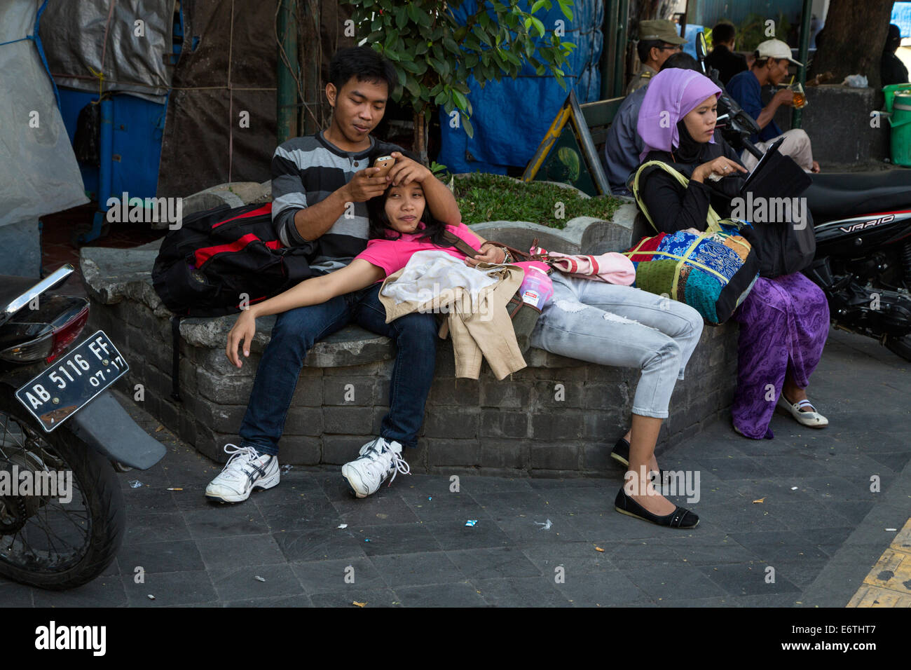 Yogyakarta, Java, Indonesien.  Junges Paar auf der Malioboro Street, am frühen Morgen.  Frau mit iPad. Stockfoto