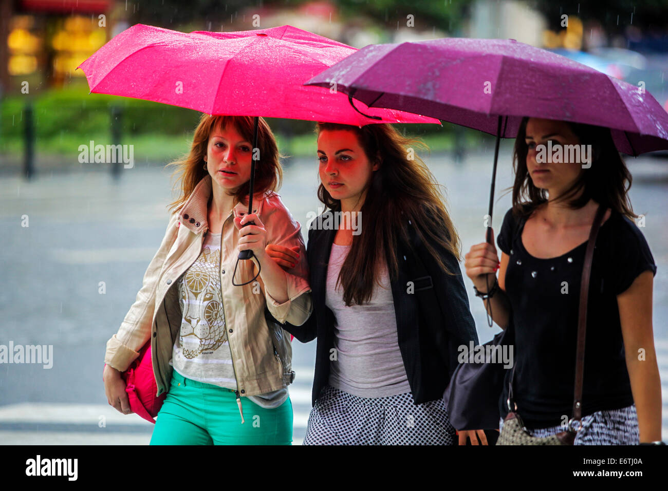 Drei Mädchen, Regenschirm, Frauen unter Regenschirmen im Sommer Regen, Stadt Straße Sommer Wetter Prag Tschechische Republik Europa Stockfoto