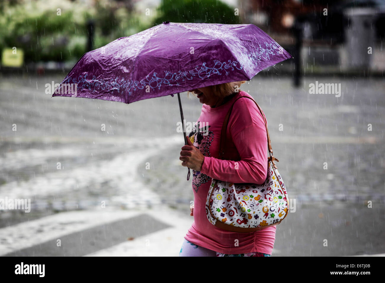 Menschen mit Regenschirm im Regen, Prag Stockfoto