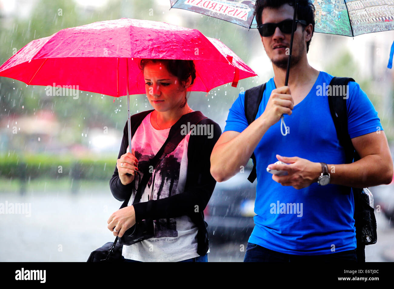 Menschen mit Sonnenschirmen im Regen, in Prag in der Tschechischen Republik Stockfoto