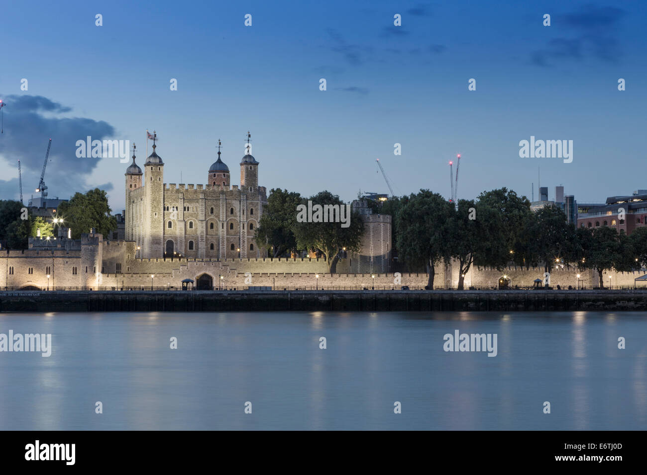 Der Tower of London und die Themse in der Abenddämmerung Stockfoto