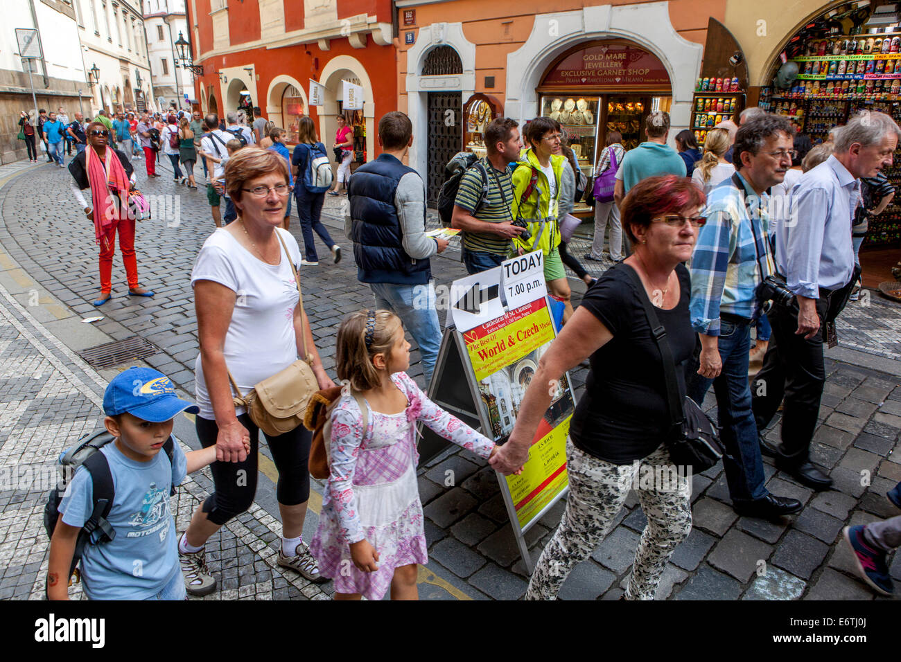 Die Menschenmenge, die in der Prager Karlsstraße in der Prager Altstadt, Tschechien in der Prager Karlova-Straße vorbeizieht, spazieren die Menschen in der Stadt Stockfoto