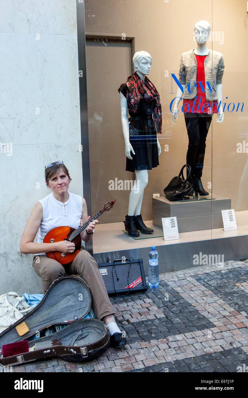 Prager Straßenmusiker Straßenmusikerin Frau Busking, Wenzelsplatz Prag Tschechische Republik Prager Musikerin Stockfoto