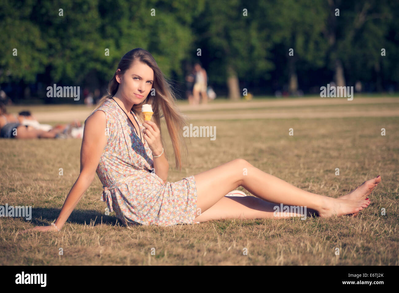 Eine junge Frau, Essen ein Eis im Hyde Park Stockfoto