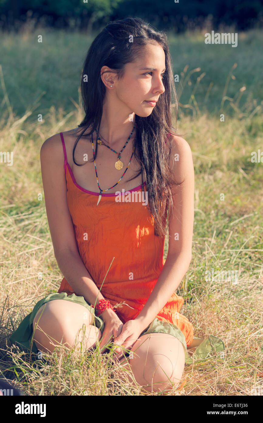 Eine junge Frau mit braunen Haaren in ihren Zwanzigern Relaxen im Hyde Park/Kensington Gardens in London im Sommer Stockfoto