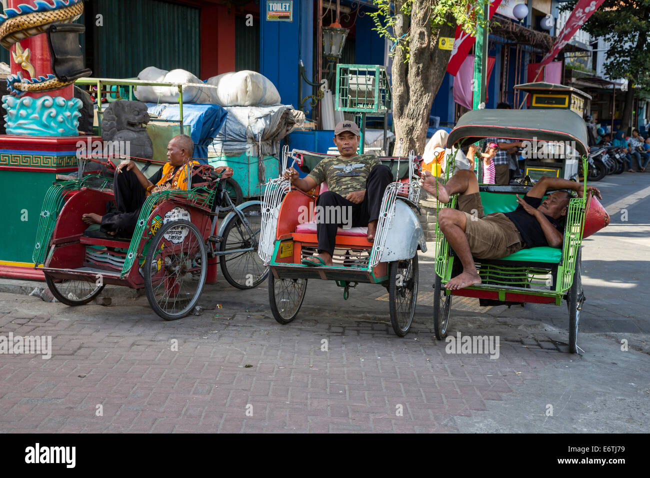 Yogyakarta, Java, Indonesien.  Becak (dreirädrige, Mann-angetriebene Rikschas) Fahrer warten auf Fahrgäste. Stockfoto