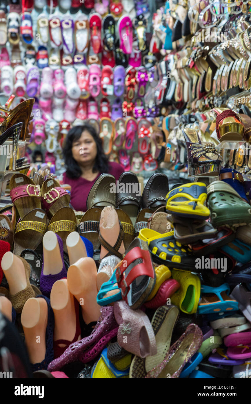 Yogyakarta, Java, Indonesien.  Schuhgeschäft und Schreiber, Beringharjo Markt. Stockfoto